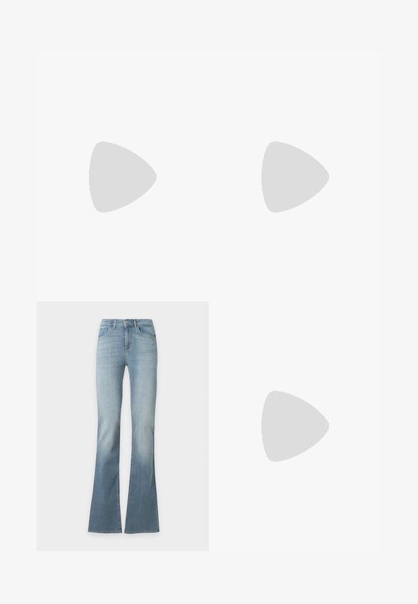 Zwarte t-shirt met korte mouwen, voorzien van grote, gerimpelde mouwen van doorschijnende stof. Gemaakt van zacht materiaal met een ronde halslijn en een aansluitend lichaam.; Lichtblauwe denim jeans met een hoge taille en uitlopende pijpen, met subtiele vervaging rond de dijen en knieën.; Benen met donkere geribbelde leggings gecombineerd met zwarte ballerina's met kleine strikdetails op een witte achtergrond.; Kleine zwarte glanzende handtas met twee lange hengsels en zijkant trekkoord details op een effen lichte achtergrond.