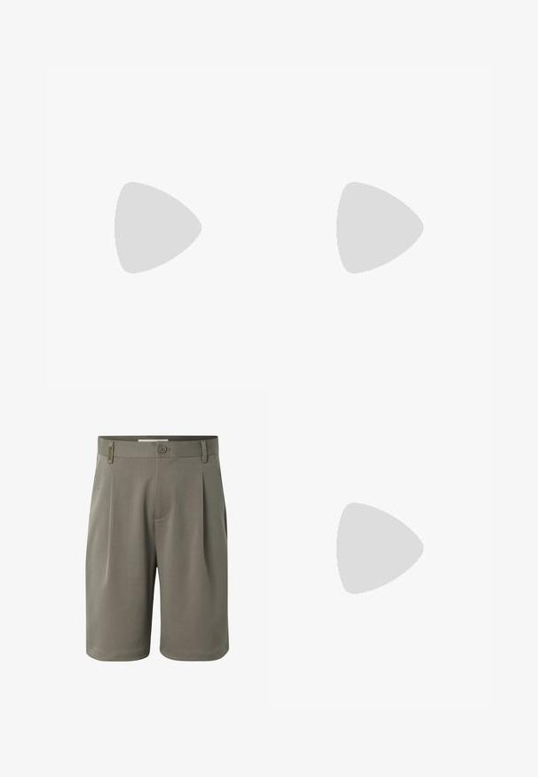Polo negro de manga corta con un patrón de diamantes texturizado, que presenta un cuello con solapa y dobladillo y mangas acanaladas.; Pantalones cortos para hombre de color verde oliva hasta la rodilla con cierre de botón, trabillas para cinturón y bolsillos laterales, mostrados sobre un fondo blanco.; Mocasines navy con exterior suave, acento de tira trenzada y suela de cuero marrón claro. Textura suave, forma clásica y diseño discreto.; Bolso para laptop negro hecho de cuero sintético texturizado. Presenta dos asas, una correa de hombro desmontable y un bolsillo frontal con cremallera y logo.