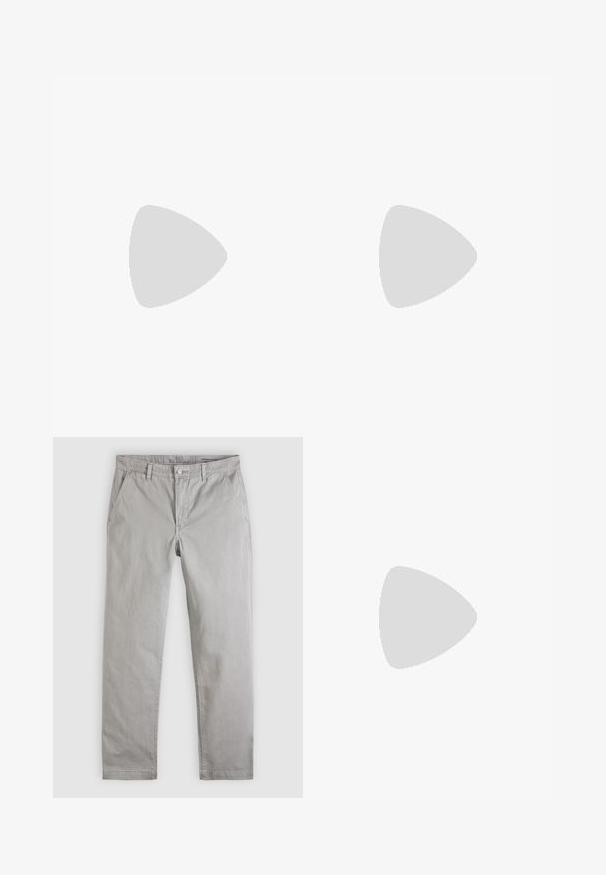Olijf groene katoenen t-shirt met een ronde hals, korte mouwen en een klein geborduurd logo op de borst. Soepele textuur, klassieke pasvorm.; Lichtgrijze chino's van katoen, met een recht model, voorzakken en een knoopsluiting met een minimalistisch label aan de taille.; Lichtbruine suède schoenen met een ronde neus, gestikte details en een geribbeld bruine rubberen zool. Bevat een zijlabel met het "Clarks" logo.; Bruine leren riem met een zilveren metalen gesp. Heeft een gestructureerde afwerking en een gegraveerd logo op de riemhouder. De breedte is standaard voor riemen.