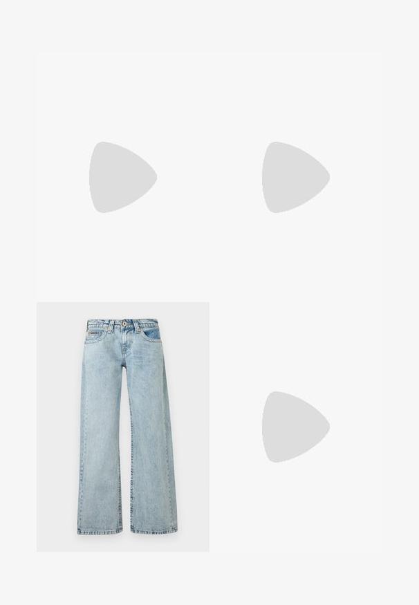 Langærmet sportstrøje i lyseblå med røde accenter og tre striber. Har en dristig rød grafisk tekst og houndstooth mønster.; Lyseblå jeans med høj talje og vide ben, med knap- og lynlåslukning, for- og baglommer samt synlige syninger.; Hvid mesh-sneaker med sorte striber, beige ruskind på tåhætte og hæl, tekstureret gummisål og hvide snørebånd. Klassisk lavtopsdesign.; Frosted beige solbriller med rektangulære linser, brun gradient nuance og glat plastisk ramme, der har et lille logo på siden.
