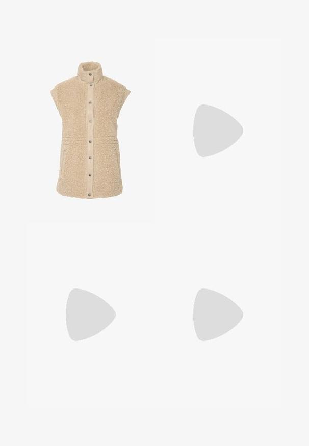 Béžová bezrůvná vesta vyrobená z nadýchaného, texturovaného fleecu s polstrovaným límcem a zapínáním na cvočky, obsahuje dvě boční kapsy.; My Essential Wardrobe MWKLARA - Polokošeľa - peal blue striped; Džínsové nohavice s vysokým pásom svetlomodrej farby s širokými nohavicami, zapínanie na gombíky a zips vpredu, pútkami na opasok a štýlom s piatimi vreckami.; Červená športová obuv s hornou časťou z brúseného semišu a textilu, bielym dizajnom so znakmi na troch prúžkoch, polstrovaným jazykom a podrážkou z prírodnej gumy. Plávajúca na betónovom povrchu.