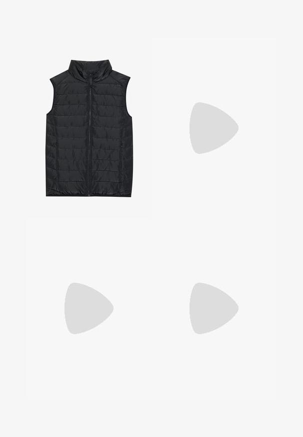 Schwarze ärmellose Steppweste mit vertikaler Steppung, hohem Kragen, rechtem Reißverschluss und seitlichen Taschen. Glatte Textur und leichtes Design.; Dunkelgrauer Pullover mit Kapuze und zweifarbig strukturierter Oberfläche, vorne Kängurutasche, Kordelzug an der Kapuze und kleines gelbes Vogel-Logo auf der linken Brust.; Schlanke Jeans in dunkelblauem Denim, mit fünf Taschen, Gürtelschlaufen und einem Reißverschluss. Glatte Textur mit minimaler Ausbleichung und Nähdetails.; Schwarze Leder-Sneaker mit runder Zehe, weißer Gummisohle und schwarzen Schnürsenkeln. Verfügt über eine glatte Oberfläche und ein minimalistisches Design.