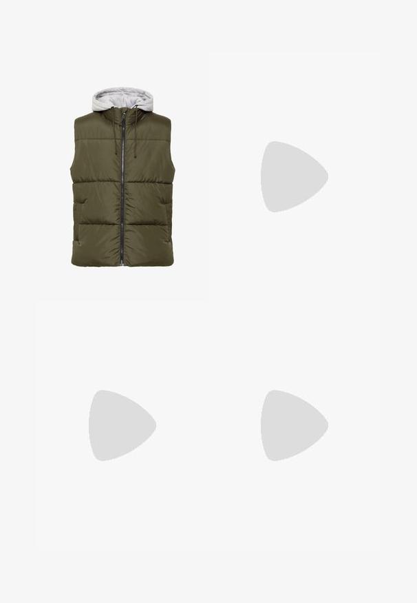 Olivgrüwestes Padded Vest mit grauer Kapuze, Reißverschluss, zwei vorderen Taschen und Kordelzugdetail an der Kapuze. Sanfte Textur und gesteppte Gestaltung.; Olivgrünes Langarm-Henley-Shirt aus strukturiertem Stoff. Es verfügt über drei Knöpfe am Kragen und gerippte Bündchen.; Schwarze Slim-Fit-Jeans aus Denim mit Knopfverschluss, fünf Taschen und einem klaren, minimalistischen Design.; Brauner Leder-Stiefelette mit schwarzem Kragen, gelben Schnürsenkeln und hellbrauner Sohle. Verfügt über ein Logo und weiße Ziernähe. Robuste Profilsohle.