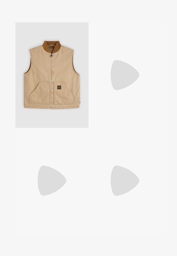 Veste beige sans manches avec fermeture éclair, col côtelé marron et deux poches avant, dont une avec une petite étiquette noire carrée.; Veste beige à manches longues, boutonnée, avec col et deux poches plaquées sur le devant, boutons marron et texture subtile.; Un jean baggy en denim bleu clair présente une coupe droite, un design à cinq poches et une fermeture à bouton visible.; Bottine en cuir marron foncé à lacets avec semelle noire et logo discret de la marque sur le côté, présentée de profil sur fond blanc.
