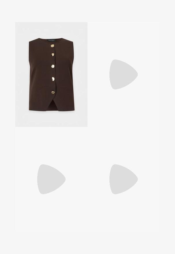 Top marrón oscuro sin mangas con escote redondo y cinco botones dorados irregulares en la parte delantera, con una pequeña abertura frontal en el dobladillo.; Camisa de botones de manga larga color azul claro con cuello clásico, hecha de una tela suave, que presenta una fila de botones en el frente y puños ajustados.; Pantalones beige ajustados de corte recto, con frente plano, trabillas para cinturón y una textura suave. Sin bolsillos ni patrones visibles.; Zapato de cuero marrón oscuro con tacón alto flotando sobre un suelo reflectante junto a un estante metálico con paneles blancos en una habitación.