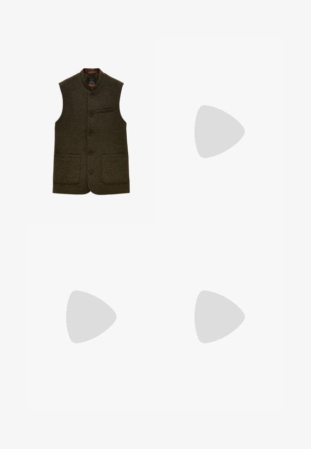 Chaleco de lana marrón oscuro con botones, cuello alto, dos bolsillos inferiores de parche y un bolsillo de vivo en el pecho.; Suéter marrón de cuello alto hecho de tela suave. Presenta mangas largas y un ajuste relajado, con detalles de cuello y dobladillo acanalados.; Pantalones verde oliva con rayas verticales, que cuentan con una cintura entallada, pliegues y un diseño de pierna recta. Textura suave.; Zapato brogue de cuero marrón con suela negra suspendido sobre una alfombra beige, con una mesa de madera y libros apilados en el fondo.