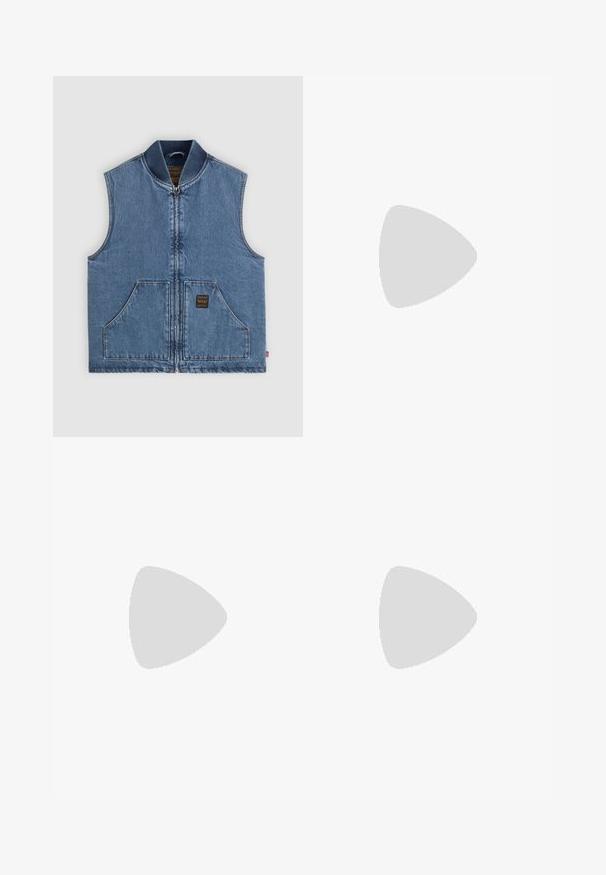 Blaue ärmellose Jeansweste mit Frontreißverschluss, zwei großen Taschen, geripptem Kragen und kleinem dunklem Etikett auf der rechten Tasche.; Grün-schwarz kariertes Flanellhemd mit langen Ärmeln, Knopfleiste vorne und einer Brusttasche. Strukturierter Stoff mit karierter Musterung.; Schwarze Denim-Hose mit geradem Bein, ausgestattet mit einem Frontknopfverschluss, Gesäßtaschen und einer seitlichen Cargo-Tasche.; Braune Leder-Ankle-Boots mit beiger Sohle auf einem strukturierten beigen Teppich neben einem runden Holztisch mit gestapelten Büchern.