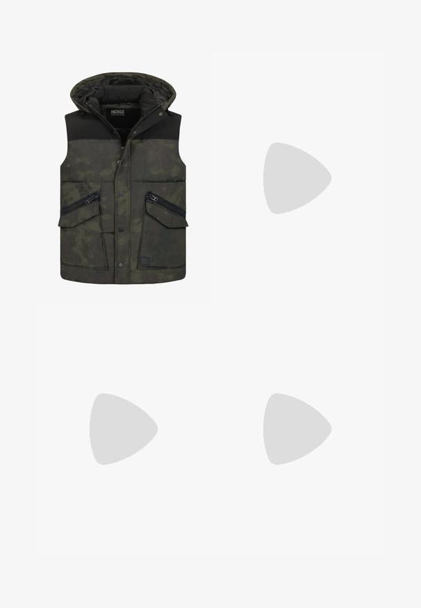 Veste matelassée sans manches avec capuche en motif camouflage vert foncé, zone des épaules noire, fermeture éclair frontale, boutons-pression et poches avant zippées.; Chemise en denim noire avec col, fermeture à boutons à l'avant, deux poches sur la poitrine et texture délavée. Présente un ourlet arrondi et des coutures contrastées.; Pantalons de jogging noirs en tissu doux, dotés d'une taille élastique avec cordon de serrage, poches cargo latérales et bords côtelés aux chevilles.; Baskets de sport noires avec semelle texturée, tige en cuir et en daim, col rembourré et fermeture à lacets, présentées en profil latéral.