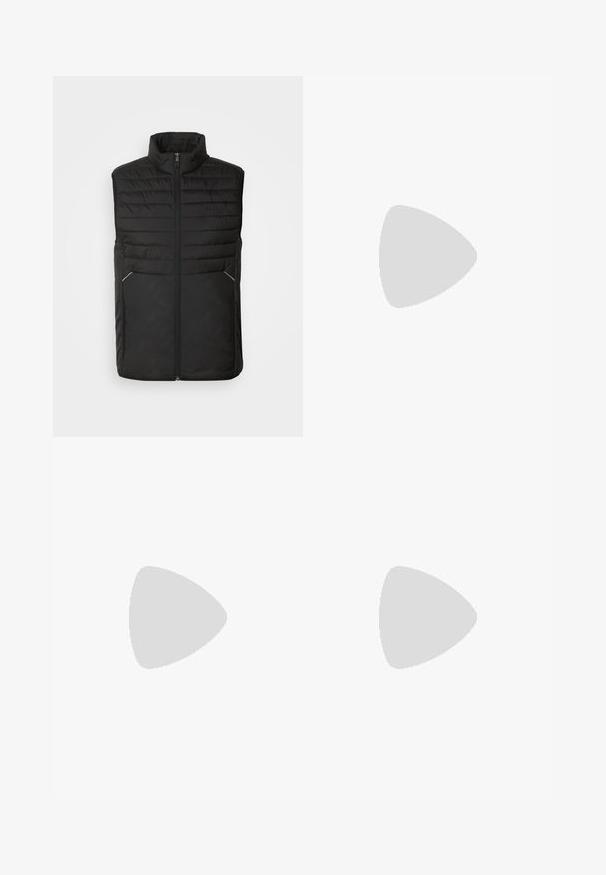 Zwarte puffer gilet met hoge kraag, ritssluiting aan de voorkant, twee zijzakken, gewatteerd ontwerp en een gladde textuur. Opmerkelijke zilveren accenten op de zakken.; Zwarte langslavige polo shirt van gladde stof. Heeft een kraag, een placket met drie knopen en een subtiele logo op de borst.; Zwarte broek van gladde stof, met rechte pijpen, een sluiting met knopen aan de voorkant en subtiele zijzakken. Eenvoudige en op maat gemaakte uitstraling.; Crème-kleurige sneakers met een gladde textuur, voorzien van zwarte accenten en branding. Tijdloos vetersysteem met een ronde neus en rubberen zool.