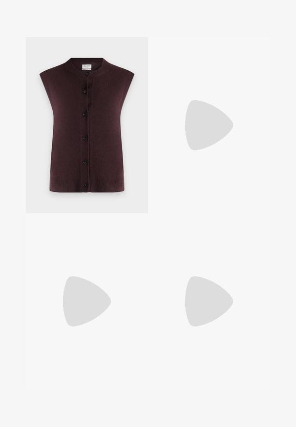 Gilet sans manches en maille marron foncé avec col rond et six boutons noirs sur le devant, étiqueté Marc O'Polo.; Chemise marron foncé à manches longues, boutonnée, avec col, coupe droite et boutons visibles, présentée sur fond blanc uni.; Pantalons larges en velours côtelé marron avec plis, présentant une texture douce et une taille mi-haute. Les finitions d'ourlet sont propres et droites.; Mocassins en cuir verni marron avec une semelle noire épaisse, dotés d'une accent en boucle dorée à l'avant et de coutures discrètes sur les côtés.