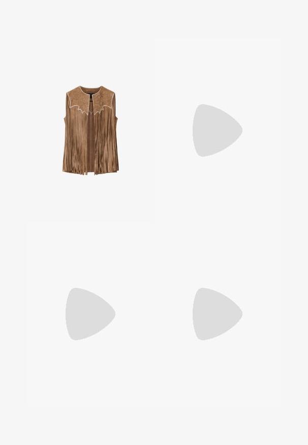 Brun ruskindærmeløs vest med lange frynser og stjernepræget blomstermønster langs skulderpartiet, åbent frontdesign.; Off-the-shoulder, cremet farvet kjole med blomsterbroderi, gennemsigtige puffærmer og en lagdelt, svævende nederdel med en prikket tekstur.; Brune ruskind ankelstøvler med spidse tæer, pyntesyninger og en kort stablet hæl. Sidestræk for nem påtagning.; Brun ruskind skuldertaske med lange frynser og justerbare remme, lynlås lukning langs øverste kant.