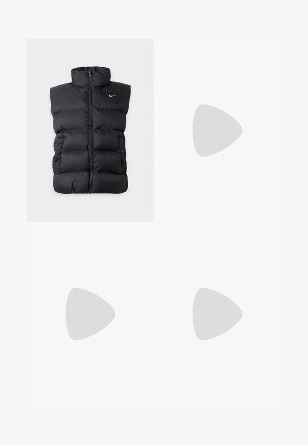 Schwarze wattierte ärmellose Weste mit Frontreißverschluss und kleinem weißen Nike-Logo auf der linken Brust vor einfarbigem Hintergrund.; Grüner, kurz geschnittener Sweatshirt aus Baumwolle mit Rundhalsausschnitt und elastischen Bündchen, versehen mit einem kleinen weißen Nike-Logo auf der Brust.; Schwarze, weite Hosen aus glänzendem, glattem Stoff. Mit einem elastischen Bund und einem Kordelzug sowie Seitentaschen.; Weiße und silberne Sportschuhe aus Mesh- und Synthetikmaterialien, mit schwarzen Akzentlinien, Schnürsenkeln und strukturierten Sohlen.