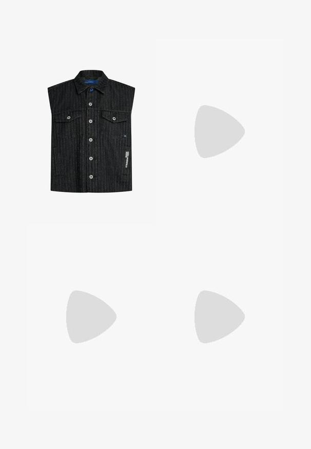 Ärmellose schwarze Denimweste mit vertikalen weißen Nadelstreifen, fünf vorderen Knöpfen, zwei Brustklappentaschen und "Karl Lagerfeld Jeans"-Etikett an der Seite.; Schwarzes Poloshirt mit kurzen Ärmeln, strukturiertem Stoff, offenem Kragen und kleinem grünem Lacoste-Krokodil-Logo auf der linken Brust.; Dunkelbraune Lederhose mit geradem Bein, vorderem Knopf- und Reißverschluss, Gürtelschlaufen und Kontrastnaht-Details.; Schwarze Lederloafers mit abgerundetem Zeh, dekorativen Nähten und einem metallischen Akzent an der Vorderseite; Gummisohle mit rutschfestem Muster.