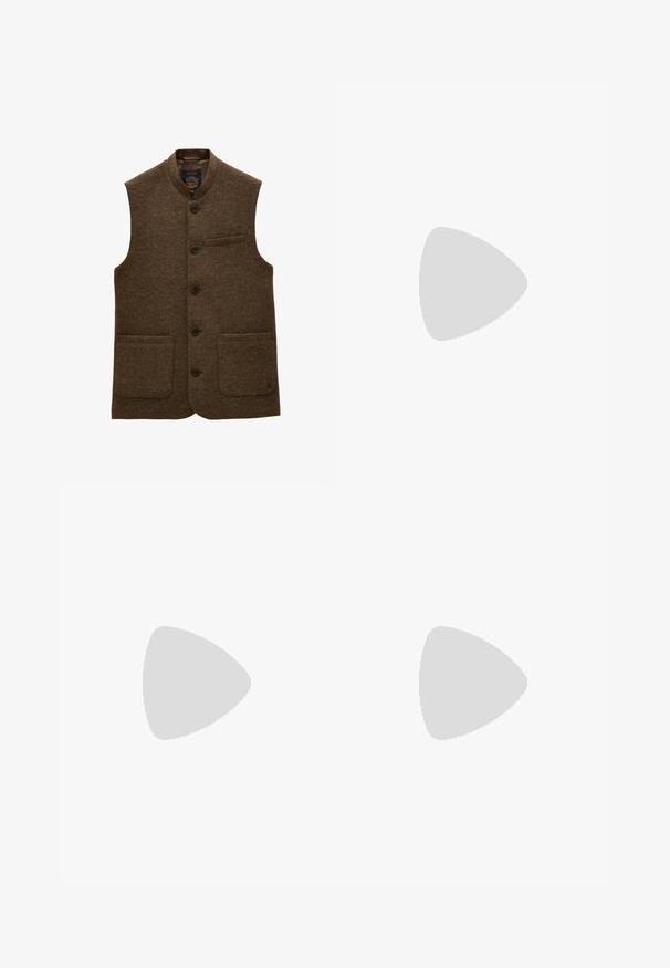 Braune Wollweste zum Knöpfen mit zwei unteren Fronttaschen, einer Brusttasche und kleinem Kragen.; Brauner Strickpullover mit Rollkragen, langen Ärmeln und gerippten Bündchen, Saum und Kragen, auf weißem Hintergrund dargestellt.; Olivgrüne Hose mit vertikalen Nadelstreifen, tailliertem Bund, Falten und geradem Bein. Glatte Textur.; Braune Schnürschuhe aus Leder mit Brogue-Verzierungen, runder Zehenpartie und einer kontrastierenden Sohle. Verfügt über gestickte Akzente und eine strukturierte Oberfläche.