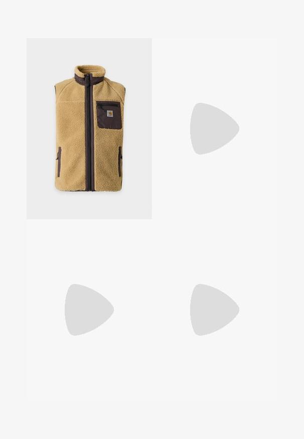 Μπεζ Sherpa fleece γιλέκο με σκουρόχρωμο καφέ φερμουάρ μπροστά και τσέπη στο στήθος με λογότυπο.; Λευκό βαμβακερό μπλουζάκι με σχέδιο παραλλαγής "N" και μικρό μωβ σήμα Nike στο στήθος. Κλασικός σχεδιασμός με στρογγυλή λαιμόκοψη.; Παντελόνι παραλλαγής σε διάφορες αποχρώσεις του πράσινου με ψηφιακό μοτίβο. Διαθέτει ελαστική μέση, κορδόνι ρύθμισης και πλαϊνές τσέπες με φερμουάρ.; Γκρι και άσπρο αθλητικό παπούτσι με ορατό αεριζόμενο πέλμα και πλέγμα, εμφανίζεται σε προφίλ σε απλό ανοιχτό φόντο.