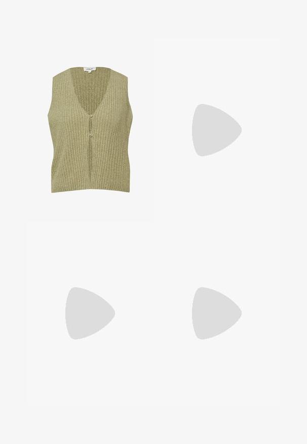 Beige-värinen resorillinen neuleliivi ilman hihoja, jossa V-aukko ja kaksi etukapista, merkiltään s.Oliver, esitetty valkoisella taustalla.; Vaalean kreemi neulepusero, jossa on korkea kaulus, ribattu pinta ja puffi pitkät hihat. Tiukat hihansuut viimeistelevät muotoilun.; Valkoiset farkut, joissa on korkea vyötärö, viisi taskua ja hieno haalistuma. Ominaisuuksiin kuuluvat napin sulkeminen ja vyölenkit.; Mustat polvipituiset saappaat, jotka on valmistettu sileästä nahasta. Saappaissa on teräväkärkiset kärjet, matala lohkare korko ja sivujatke, joka helpottaa käyttöä.