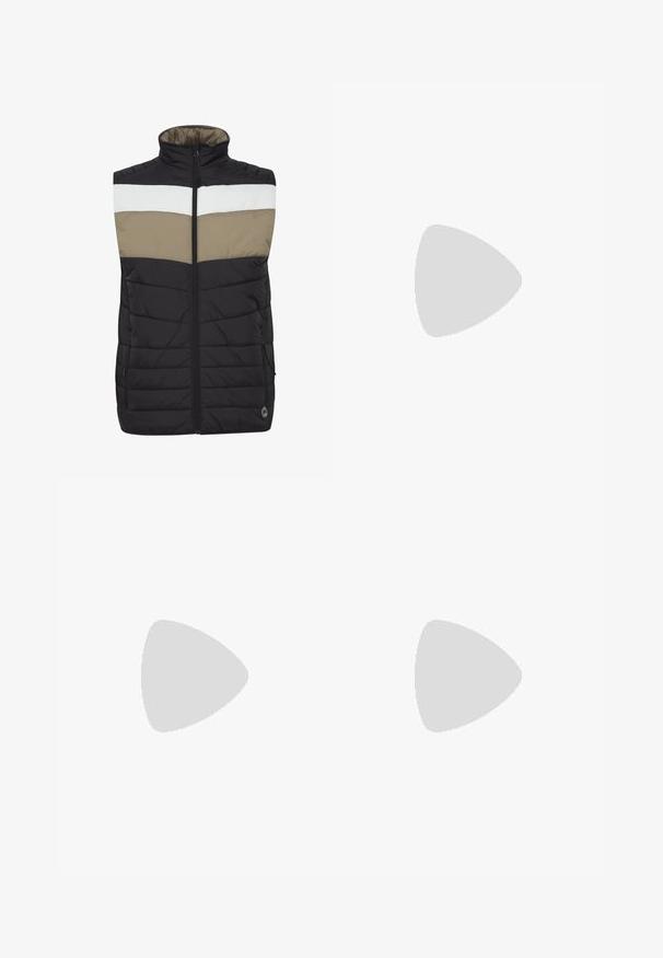 Must must vest, millebeige ja valgete horisontaalsete triipudega, kõrge kaelusega, esi tõmblukuga ja kahe küljetaskuga. Omab õmblustekstiuri.; Valge puuvillane T-särk, millel on lühikesed varrukad, ümmargune kaelus ja väike tume logo vasakul rinnal. Pehme tekstuur.; Tumed sinised teksajortsid sirge lõike, tavalise vöökoha ja metallnupuga kinnituse; eristub kontrastsetest kollastest õmblustest ja äärtest.; Mustad pitsidega king, millel on paks sooniline tald, hõljub beežil vaibal, taustal pehme valgusega ruumis pruun kaasaegne ümarlauaga laud.