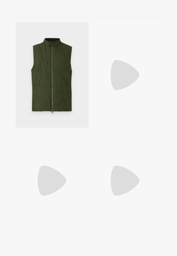 Olijfgroene doorgestikte bodywarmer met een hoge kraag, een rits aan de voorkant en zijzakken. De stof heeft een gestructureerde afwerking met een diamantpatroon.; Lichtgrijze geribbelde gebreide trui met lange mouwen en een ronde hals. Zachte textuur en aansluitend ontwerp met subtiele naaddetails.; Olijfgroene corduroy rechte pijpen broek met voorknop, ritssluiting, riemlussen en vijf-vakken ontwerp op een witte achtergrond.; Bruine leren loafer met zwarte dikke rubberen zool, lage hak en een bandje over het bovendeel, van de zijkant gefotografeerd op een neutrale achtergrond.