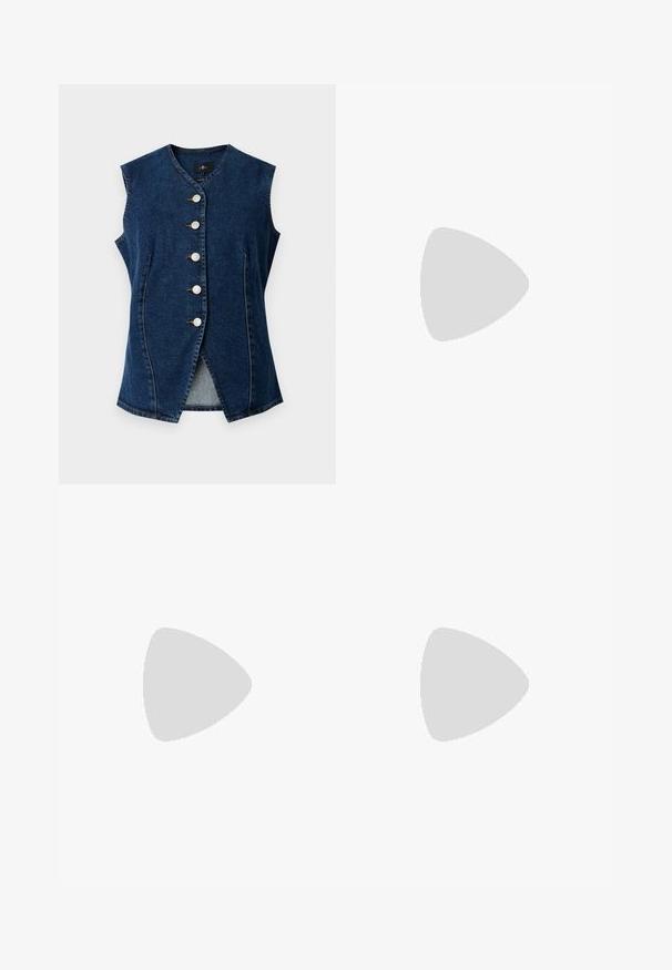 Mouwloos donkerblauw denimvestje met een V-hals, vijf witte knopen aan de voorkant en twee verticale zijzakken.; Marineblauwe linnen shirt met lichtblauwe kraag en zakafwerking. Beschikt over een borstzak met een geborduurd ontwerp. Knopen aan de voorkant.; Donkerblauwe spijkerbroeken met hoge taille en rechte pijpen, met voorste knoop en zakken, getoond tegen een eenvoudige witte achtergrond.; Zwarte leren ballerina met een ronde neus, gladde textuur, minimale stikdetails en een flexibele zoolontwerp.