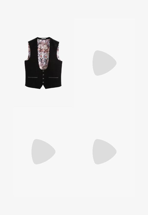 Gilet en velours noir avec quatre boutons sur le devant et deux poches fines, avec un col en V profond et une doublure intérieure à motif floral dans des tons roses et blancs.; Chemise noire à manches longues avec une texture subtilement imprimée, ouverture à boutons sur le devant et col. Le tissu semble lisse et léger.; Pantalons noirs ajustés en tissu lisse, coupe droite, poches latérales et passants de ceinture. Présente des plis marqués le long de la jambe.; Chaussure habillée noire avec une finition en cuir verni lisse et brillant. Dispose de six œillets pour les lacets et d'un petit talon empilé. Forme de pointe arrondie classique.