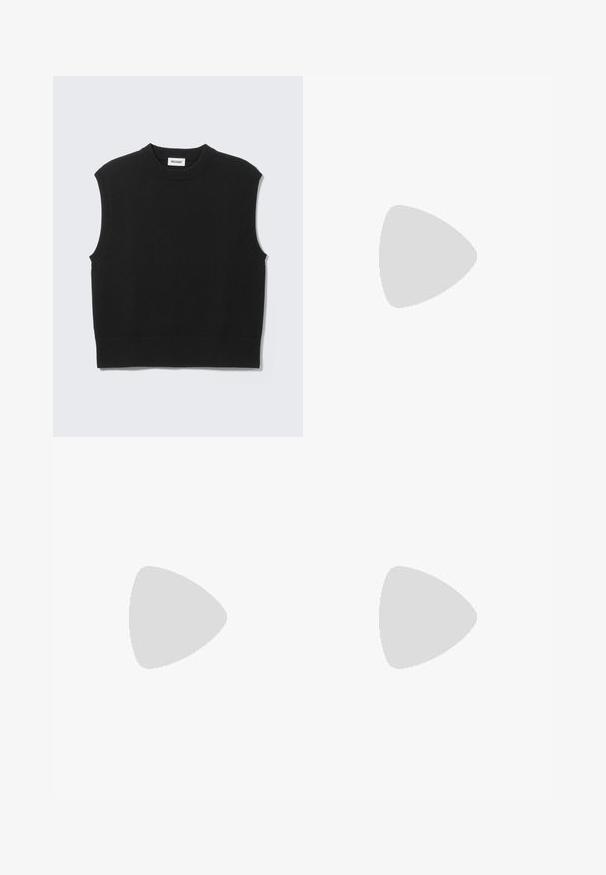 Gilet noir sans manches en tricot avec col rond côtelé, emmanchures et ourlet, posé à plat sur un fond gris clair.; Chemise blanche à boutons avec de fines rayures verticales noires, dotée d'un col classique et de manches longues avec des poignets à boutons.; Pantalons larges beige clair en coton, dotés de poches avant, d'une fermeture à un bouton et de détails de couture visibles.; Mocassin en cuir noir avec une large sangle sur le devant, semelle en caoutchouc à épaisse rainure, et texture lisse. Design classique et élégant.