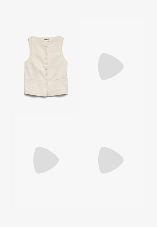 Ærmeløs beige vest med knaplukning, to forlommer med kant og firkantet halsudskæring, lavet af tekstureret stof.; Blå og hvid stribet langærmet skjorte med knaplukning. Har en spids krave og en buet kant. Lavet af glat, letvægtsstof.; Lyseblå straight-leg jeans lavet af denim. Har forlommer, bæltestropper og en ren afslutning ved kanten med minimal falmen og tekstur.; Hvide canvas sneakers med en tyk hvid platformssål, rund tå og metaløjelets til snørebånd. Mærkets logo præsenteret på siden.