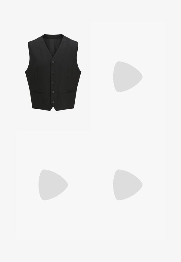 Zwarte mouwloze vest met een notch lapel, sluiting met zes knopen en twee voorzakken. Glad materiaal met een getailleerde pasvorm.; Wit herenshirt met lange mouwen, een puntige kraag en een rij witte knopen aan de voorkant op een effen achtergrond.; Grijze geplooide broek gemaakt van gladde stof, met een rechte pijpdesign, een enkele knoopsluiting en schuine zijzakken.; Zwarte leren instapschoenen in loafer-stijl, met een vlakke, gestructureerde zool, voorzien van een gestikte neus en een band over de wreef.