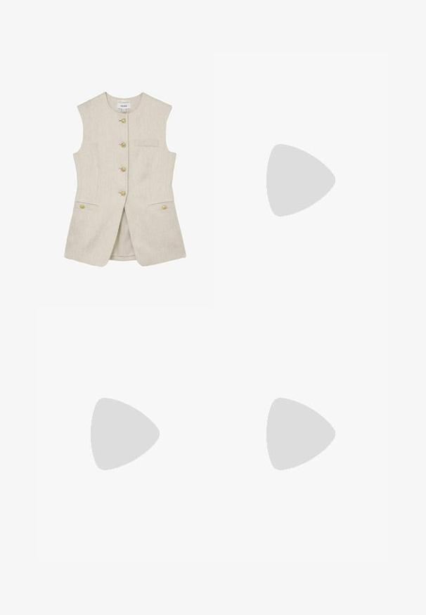 Ärmellose beige Wollmischweste mit rundem Ausschnitt, vier goldenen Knöpfen vorne und zwei vorderen Klappentaschen mit goldenen Knöpfen.; Beige kurzärmlige Bluse mit asymmetrisch drapiertem Stoff und einem runden Ausschnitt mit einer kleinen Schlitz-Knopfvorrichtung am Rücken.; Beige, hochtaillierte Hose mit weitem Bein, vorderen Falten, Gürtelschlaufen und passendem Stoffgürtel mit Metallschnalle.; Schwarzer patentierter Slingback-Schuh mit zwei silbernen Schnallen, flacher Sohle und dekorativen Ösen an der Seite für zusätzliche Details.