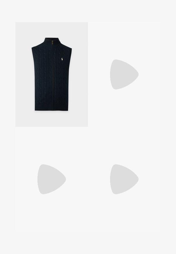 Marineblauwe mouwloze kabelgebreide vest met geribde hoge kraag en rits aan de voorkant, met een klein wit geborduurd polo-speler logo op de borst.; Wit overhemd met lange mouwen, knopen en kraag, met Polo Ralph Lauren-logo geborduurd op de linkerborst.; Beige katoenen broek met geborduurde afbeeldingen, waaronder bomen en bergen, voorzien van een knoopsluiting en riemlussen.; Bruine leren bootschoen met witte zool, veter gestrikt bovenaan en metalen veterogen langs de zijkanten en voorste stiksels.