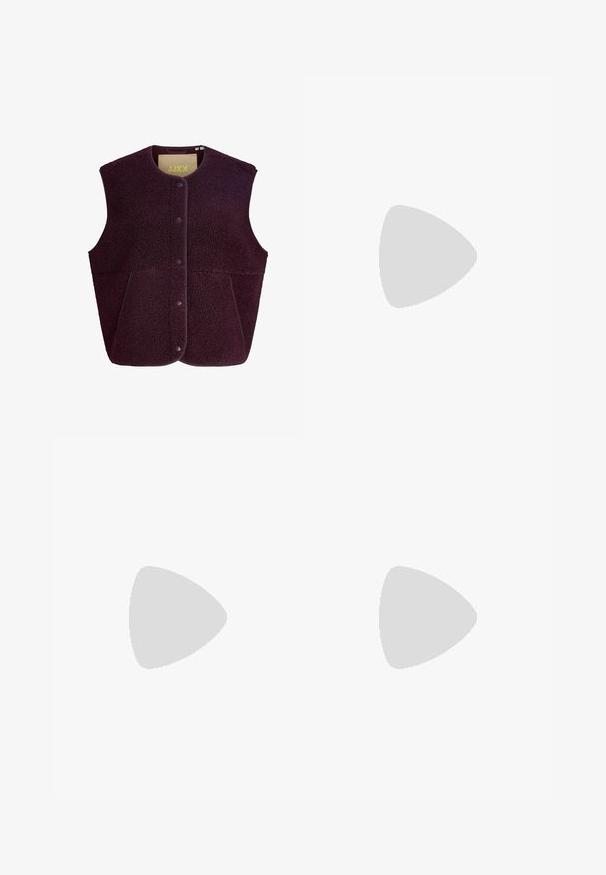 Burgundia värvi vest, mis on valmistatud tekstuurse fliisriidest, millel on ümar kaelus, trukid ja kaks esimest taskut. Voodriga kontrastse kangaga.; Tumeviolett pusa kapuutsiga, paeltega, pika varrukaga, ribidega mansettide ja äärega ning ees oleva kängurumaskiga, nähtaval ilma taustata.; Burgundi värvi püksid, mis on valmistatud pehmest ja elastsetest materjalidest. Neil on tõmblukkude talje, ees pleatid ja kitsenevad sääred. Ühtlane sile tekstuur.; Bordo punaste papuhülsi pehme fliisvoodriga. Servas on palmikuga kaunistatud kreemikas ääris ja mugavaks jalutamiseks tasapinnaline kummist tald.