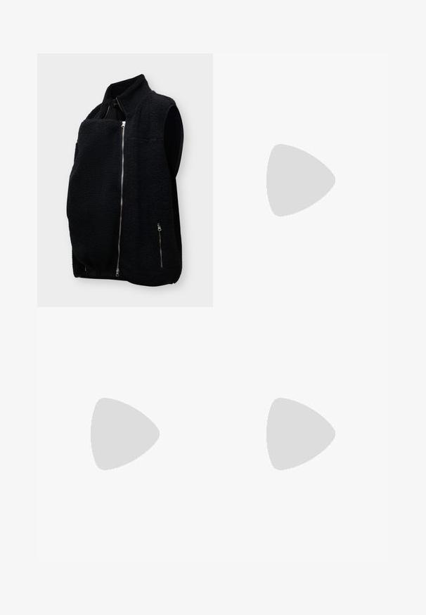 Schwarze ärmellose Fleeceweste mit Frontreißverschluss und Reißverschlusstasche an der Seite, entworfen für Wärme und Komfort.; Schwarzes, langärmeliges, geripptes Umstandsshirt mit rundem Ausschnitt und Knopfleiste vorne, leicht abgerundetem Saum.; Schwarze Umstandshosen mit dehnbarem, hohem Bund und schlankem Bein, entworfen für Komfort und Unterstützung während der Schwangerschaft.; Schwarze Leder-Ankle-Boots mit elastischen Seitenpaneelen, runder Zehenpartie und Blockabsatz. Glatte Textur und gestepptes Detail.
