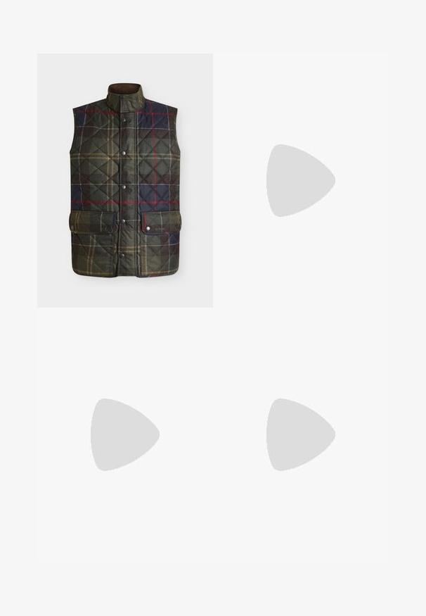 Veste matelassée sans manches avec col montant, motif tartan vert foncé et bleu marine, boutons-pression à l’avant et deux poches à rabat avec boutons-pression.; Chemise longue à manches marron en tissu lisse avec un col classique, fermeture à boutons sur le devant et poignets élastiqués ; présente un détail logo subtil.; Pantalon marron foncé sur mesure avec plis à l'avant, passants de ceinture, fermeture par bouton et coupe droite.; Baskets en suede marron avec une silhouette basse, un bout rond, un design à lacets, une semelle en caoutchouc noir texturé et un branding minimal.
