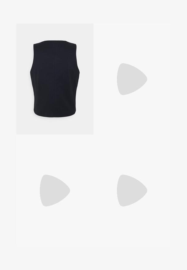 Top sin mangas, de color azul marino sólido, hecho de una tela suave. Presenta un escote redondeado y un diseño limpio y minimalista sin hardware visible.; Camisa blanca de manga larga hecha de algodón. Presenta un cuello, cierre frontal con botones y puños con un solo botón. Textura suave, diseño limpio.; Pantalones azul marino de tejido texturizado con corte ajustado, que cuentan con cierre de botón y trabillas para cinturón, adecuados para uso casual o formal.; Zapato tipo mocasín para hombre de charol negro con tacón bajo, punta redondeada y detalle de correa sobre el empeine, sobre fondo blanco.