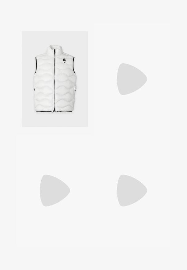 Chaleco acolchado blanco sin mangas con cuello alto, cremallera frontal, bolsillos laterales con cremallera y pequeña placa con el logo negro en el pecho.; Sudadera negra, de cuello redondo, con texto blanco "NoProblemo" en el pecho. Puños y dobladillo acanalados, textura de tela suave.; Pantalones jogger negros hechos de una tela suave, con cintura elástica y cordón ajustable, y dobladillos en los tobillos.; Zapatilla de cuero negra con un acabado suave, suela crema en contraste, puntera redonda, logo dorado en el lateral y seis ojales para los cordones.