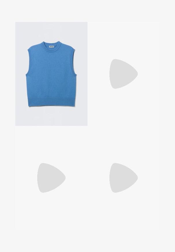 Ärmellose blaue Strickweste mit rundem Ausschnitt und gerippten Kanten, flach auf einem hellgrauen Hintergrund liegend.; Weißes, langärmliges Hemd mit Knopfverschluss aus Baumwolle. Verfügt über einen spitzen Kragen und ein kleines rotes Levi's-Logo auf der linken Brust. Glatte Textur.; Hellblaue Jeans aus Denim mit geradem Bein, fünf Taschen und einem Knopfverschluss; mit verblassten Bereichen und dezenten Nähdetails.; Schwarze Leder-Loafer mit glatter Textur, gerundeter Zehenpartie und dekorativen Quasten vorne. Flexible Gummisohle mit niedrigem Absatz.