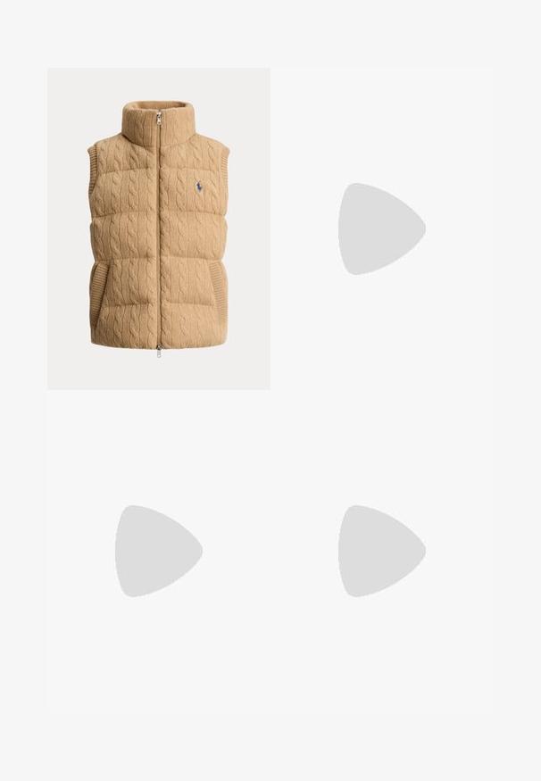 Beige mouwloze doorgestikte bodywarmer met kabelgebreid patroon, hoge kraag, ritssluiting aan de voorkant, twee zijzakken en klein blauw geborduurd logo op de borst.; Grijze kabelgebreide trui met lange mouwen, geribde manchetten en zoom, ronde halslijn en een klein blauw polospelerlogo op de borst.; Beige corduroy broek met rechte pijpen, riemlussen, knoop aan de voorkant, ritssluiting en voorzakken.; Zwarte leren loafer met lage hak en gouden metalen gespdetail bovenop, van opzij getoond op een witte achtergrond.