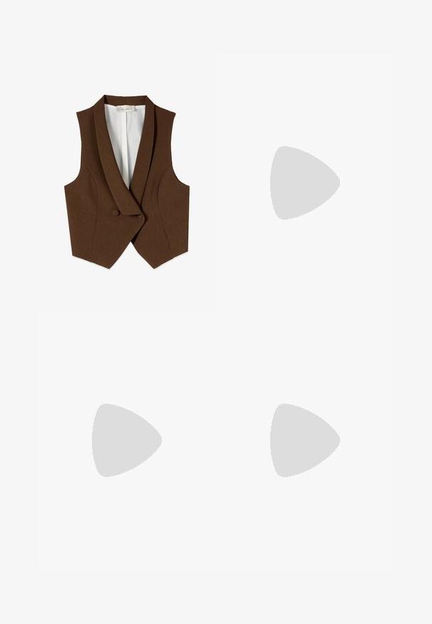 Brun ærmeløs skræddersyet vest med reverskrave, dobbelt knaplukning foran og hvidt indre for.; Hvid cropped skjorte med krave, knappelukning foran og brystlomme. Har lange ærmer med knapdetaljer ved manchetterne.; Marineblå vide benbukser med knaplukning, to for-pleats og en glat tekstur. Stoffet virker let og åndbart.; Brun gummiflipflop sandal med tekstureret sål og mærket V-formede remme på en ensartet lys baggrund.
