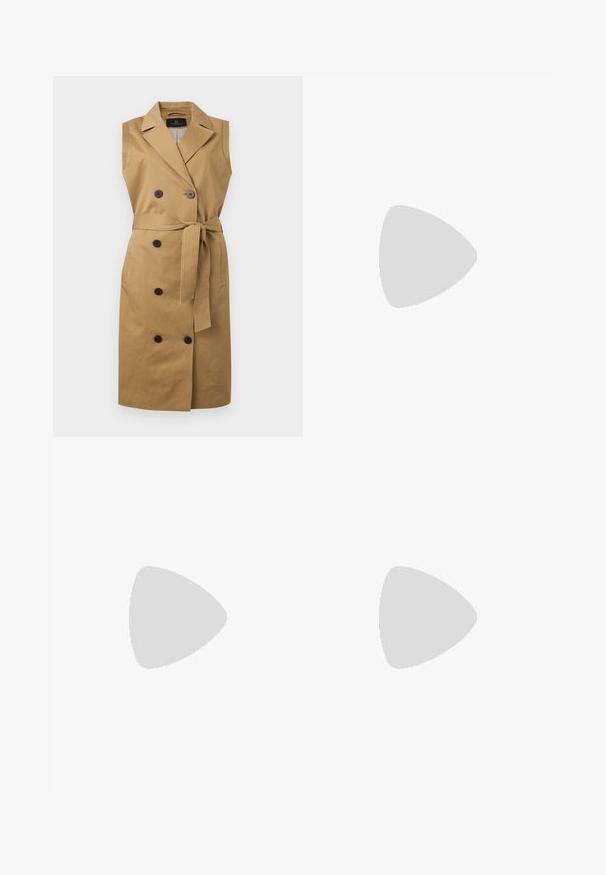 Robe manteau trench sans manches couleur beige avec larges revers, boutons noirs à double boutonnage, poches latérales et ceinture à nouer à la taille.; Haut crème à épaules nues en coton. Équipé d'un décolleté froncé, d'une fermeture à boutons sur le devant, et de manches trois-quarts.; Des chaussures plates de couleur crème avec un bout arrondi, une sangle à la cheville et une semelle en caoutchouc noir contrastante. Matériau lisse avec un detailing minimal.; Sac à main beige en forme de croissant avec textures de tissus mélangées, poignée courte et bandoulière amovible, sur fond clair.