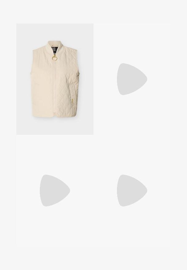 Cremefarbene, gesteppte, ärmellose Weste mit Frontreißverschluss und goldenem Ringzug, geripptem Kragen sowie schrägen Seitentaschen mit Barbour-Logo-Stickerei.; Beige-weißer gestreifter Strickpullover mit Rundhalsausschnitt, überschnittenen Schultern und geripptem Saum. Weiche Textur, cropped Design.; Cremfarbene Jeans mit geraden Beinen, zwei Vordertaschen und goldenen Hardware-Details. Glatte Textur mit klassischem Design.; Sneaker in cremefarben mit einer strukturierten, beigen Gummisohle, schnürungsdesign und dezentem Branding an der Seite. Glattes Lederobermaterial.
