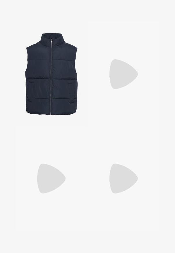 Chaleco acolchado azul marino con cuello alto, cremallera frontal y dos bolsillos laterales. Presenta secciones acolchadas para aislamiento y una textura suave.; Suéter de punto acanalado a rayas negras y beige con mangas largas y una corta cremallera plateada en el cuello alto.; Pantalones cargo negros con una cinturilla elástica y cordón, bolsillos laterales y un diseño de pierna ajustada. Fabricados con un tejido resistente.; Zapatilla baja blanca con acento negro en el talón, cordones blancos y logo "Pepe Jeans London" en el lateral, mostrada de perfil sobre un fondo blanco.