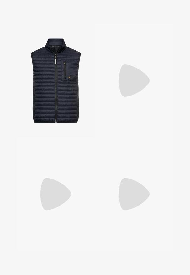 Marineblaue, gesteppte, ärmellose Weste mit Stehkragen, Frontreißverschluss, zwei unteren Seitentaschen und einer Reißverschlusstasche auf der Brust.; Weißes T-Shirt mit kurzen Ärmeln und einem runden Motiv aus Kartenlinien, Pflanzenblättern, Koordinaten und dem Text "READY TO DISCOVER SINCE 1977" auf der Vorderseite.; Blaue Denim-Jeans mit schmaler Passform, die vordere Taschen, einen Knopfverschluss und dezente Verblassung entlang der Beine aufweisen.; Blaue Leder-Sneaker mit einer weißen Gummisohle, runder Form, strukturiertem Obermaterial und braunen Akzenten an der Ferse. Verfügt über ein Schnürdesign.