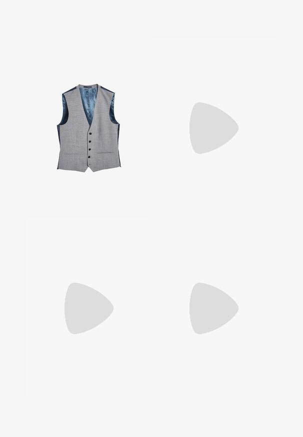 Šedá vesta s textúrovanou látkou, ktorá má modré vzorované saténové podšívku, šesť čiernych gombíkov a dve predné vrecká.; Biely štíhly dress shirt s golierom na gombíky, dlhým rukávom a hladkou textúrou. Obsahuje radu gombíkov a minimálne označenie značky.; Sivé vzorované nohavice s plochým predným dielom, bočnými vreckami a pútkami na opasok. Materiál vyzerá hladký so subtílnou štruktúrou a strihaný na mieru.; Čierna kožená pánska spoločenská obuv so šnúrkami, nízkym opätkom a hladkým lešteným povrchom, zobrazená z vonkajšej strany.