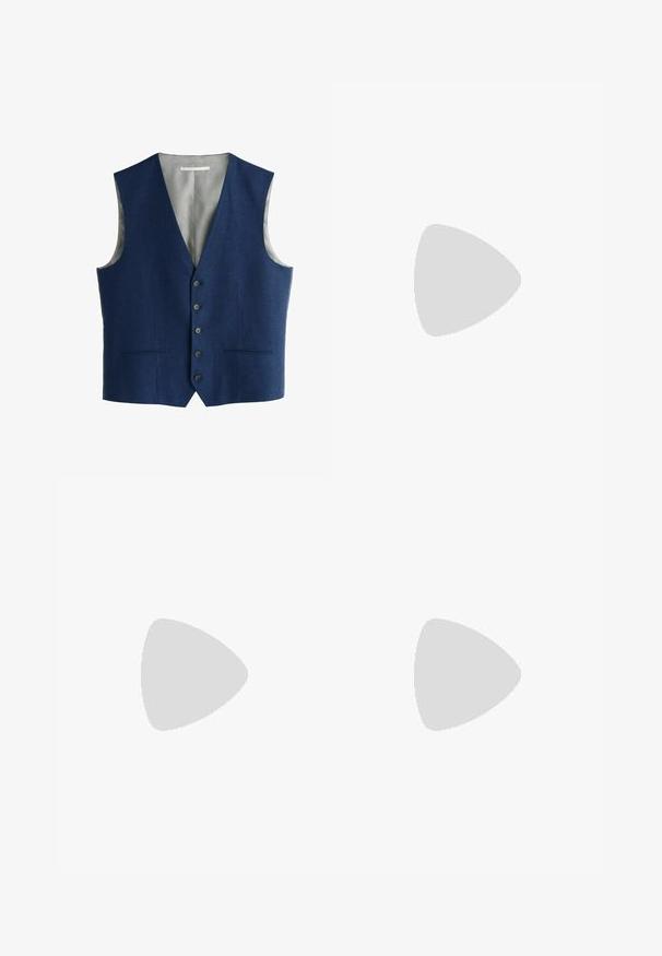 Marineblaue formelle Herrenweste mit fünf Knöpfen, zwei vorderen Schlitzentaschen und hellgrauem Satinfutter.; Braune und beige karierte Stoff mit strukturierter Webart. Zeigt abwechselnd dicke und dünne Linien in Schwarz und Weiß, die ein Schachbrettmuster bilden.; Braune Plisseehosen mit weitem Bein, ausgestattet mit einem Knopfverschluss und seitlichen Taschen, aus strukturiertem Stoff, der sich gut für Freizeitkleidung eignet.; Dunkelbrauner Herrenschuh aus Leder mit geschlossenem Schnürsystem und niedrigem gestapeltem Absatz, seitlich auf weißem Hintergrund gezeigt.