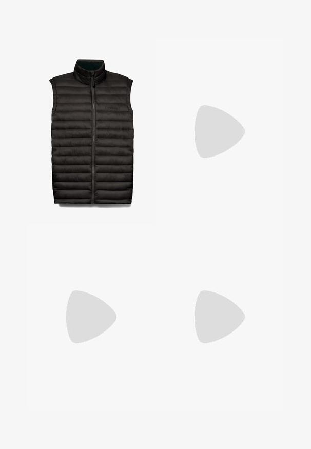 Chaleco acolchado negro con cuello alto y cremallera frontal. Presenta paneles acolchados e insulated y un pequeño logo de Timberland en el pecho.; Camisa de manga larga en patrón de cuadros en verde oscuro y azul marino, con cierre de botones en el frente, cuello y un bolsillo en el pecho. Textura de tela suave.; Pantalones cargo negros hechos de tejido tejido. Cuenta con una cinturilla ajustable, bolsillos laterales y dos bolsillos de utilidad con cremalleras.; Bota de senderismo marrón de corte medio con detalles en rojo, ojales de metal, cuello acolchado, suela negra resistente y logo Vibram en el borde delantero.