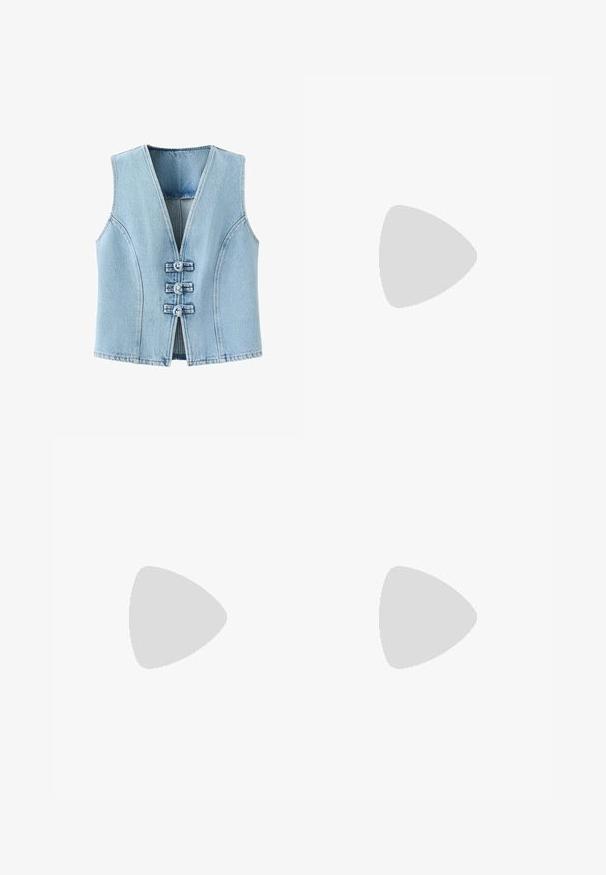 Lyseblå denim ærmeløs vest med V-hals og tre knyttede løftelukninger foran.; Hvid langærmet skjorte med bådudskæring, lavet af blødt stof, vist på en ensfarvet hvid baggrund.; Lyseblå vidde jeans med lommer foran, bæltestropper, knaplukning og synlige syninger.; Hvid lavtop sneakersko med snørebånd og logodetalje, svævende over en træflise og grus udendørs overflade.