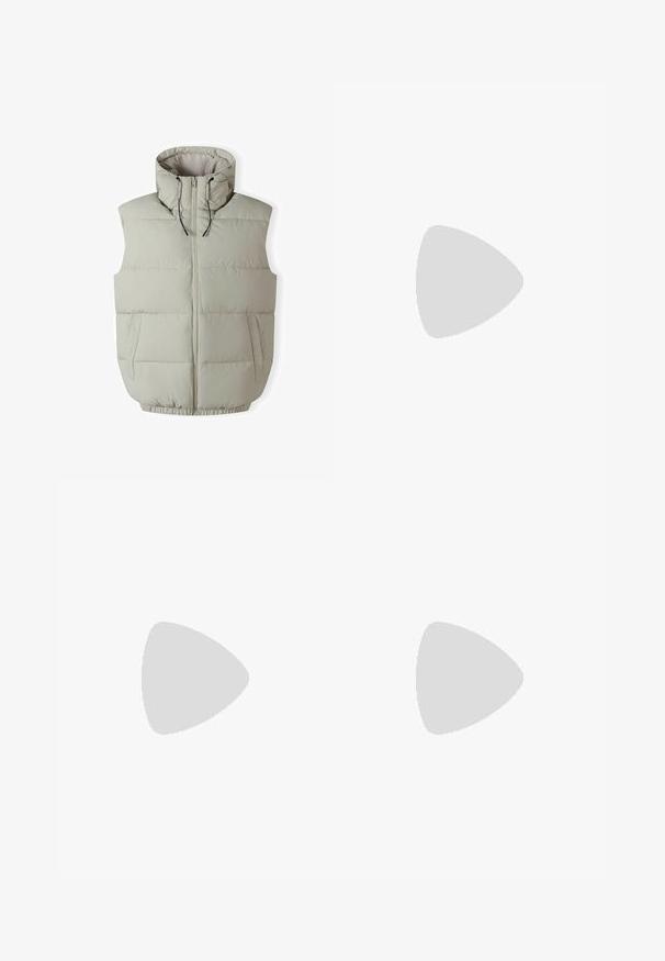 Hellbeige Steppweste mit hohem Kragen, Frontreißverschluss und Kordelzügen. Verfügt über ein horizontal gestepptes Design und zwei Seitentaschen.; Helles blaues Langarmhemd mit dünnen weißen Streifen, einem klassischen Kragen und einer Brusttasche auf der linken Seite, aus Baumwollstoff.; Hellblaue Denim-Jeans mit lockerer Passform, Fünf-Taschen-Design und kontrastierendem Stich. Verfügt über einen Knopfverschluss und einen geraden Beinabschluss.; Weißer Ledersneaker mit runder Zehenpartie, Schnürung, metallischen Ösen und einer strukturierten Sohle. Prägemarke seitlich.