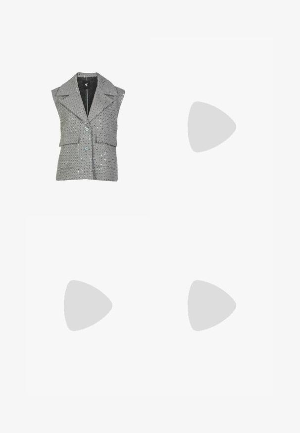 Graue ärmellose Weste mit einer strukturierten Oberfläche, verziert mit glänzenden silbernen Pailletten, mit einem Reverskragen und zwei vorderen Taschen.; Weiße Langarm-Hemd aus Baumwolle. Mit Kragen, einer Brusttasche, abgerundetem Saum und einem kleinen roten Logo-Tag nahe der Tasche.; Schwarze Jeans mit weitem Bein, hoher Taille, vorderen Taschen und klassischem Knopfverschluss. Das Material hat eine glatte, leicht strukturierte Oberfläche.; Pink-rote Adidas-Sneaker mit Wildleder an Zehen- und Fersenpartie, roten Schnürsenkeln, grünem Streifen über der weißen Sohle, seitlich betrachtet.