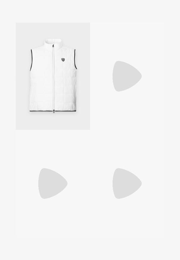 Veste matelassée blanche sans manches avec col montant, bordure noire aux emmanchures et à l'ourlet, fermeture éclair à l'avant et petit logo EA7 sur la poitrine.; T-shirt en coton blanc avec un design géométrique bleu marine sur la poitrine, à manches courtes et col rond. Le texte indique 'J.Lindeberg' et '96'.; Jean denim bleu foncé à coupe droite, avec une fermeture par bouton et zip, cinq poches, et des surpiqûres contrastantes orange.; Baskets blanches avec dessus en daim et cuir texturé. Caractérisées par un bout arrondi, une fermeture à lacets et une semelle en caoutchouc beige contrastante.