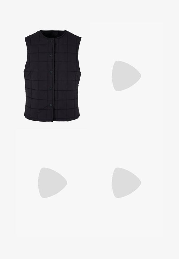 Zwarte gewatteerde vest met een ronde halslijn, versierd met zes knopen aan de voorkant en zijzakken, met een gladde stofstructuur.; Zwarte top met korte mouwen, een ontspannen pasvorm, ronde hals en een gladde textuur, met subtiele schoudernaden. Achteraanzicht weergegeven.; Zwarte rechte broek met knoopsluiting, riemlussen en een klein flapzakje aan de rechterkant dicht bij de tailleband.; Superga 2750-LAMEW - Sneakers laag - black