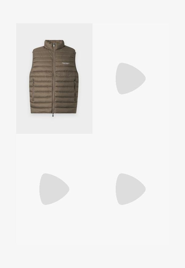 Hnedá prešívaná vesta bez rukávov so zipsom vpredu a dvoma vreckami na zips, značky Armani Exchange na ľavej hornej časti hrudníka.; Čierne oversized tričko s krátkym rukávom a okrúhlym výstrihom, položené na bielom pozadí.; Čierne rifle s rovnými nohavicami, piatimi vreckami, zapínaním na gombíky a viditeľnými kovovými nitmi na predných vreckách.; Emporio Armani Klasické členkové čižmy - nero